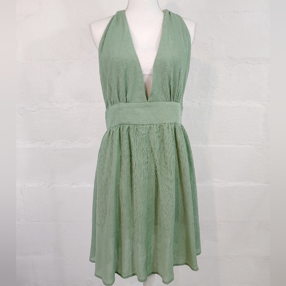 CUPSHE GREEN PLUNGE NECK DRESS NEW WITH TAG - Picture 6 of 14